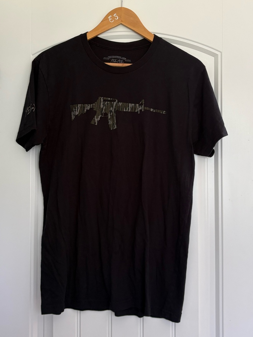 Men’s Yee Yee Black T-Shirt with Camo Rifle Print
